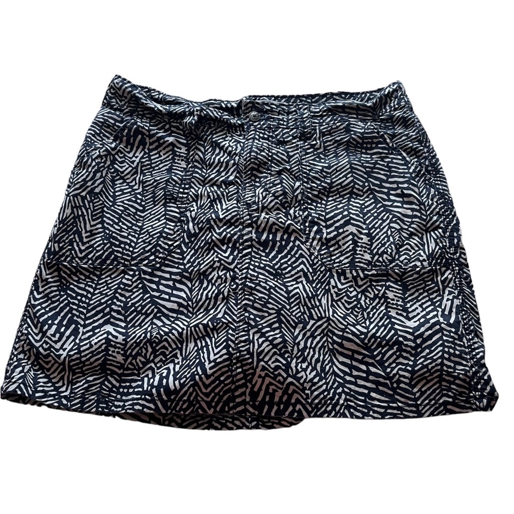 Lee woman’s skort size M black & white. Skirt and shorts in one.